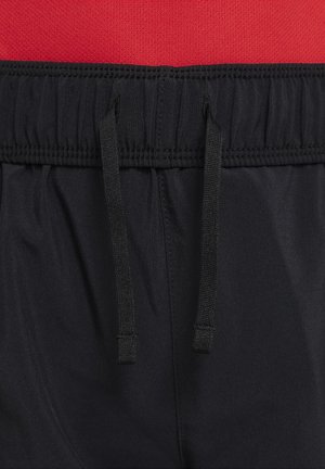 Shorts de sport noirs avec une taille élastique rouge, dotés d'une fermeture à cordon de serrage et d'une texture lisse.