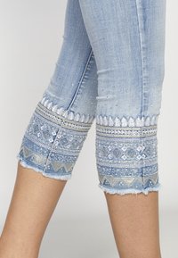 Koroshi PIRATE  - Traperice uskog kroja - azul cl  light blue