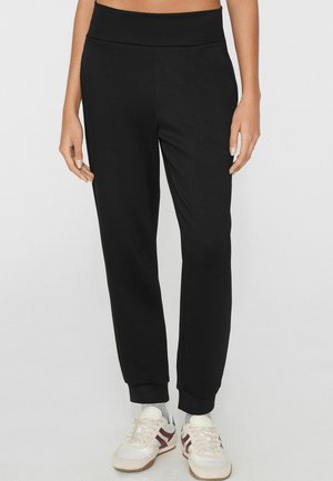 - Spodnie treningowe