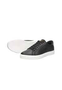 Zwarte leren sneakers met een gestructureerde afwerking, witte rubberen zool, vetersluiting en subtiele branding aan de zijkant en op de tong.