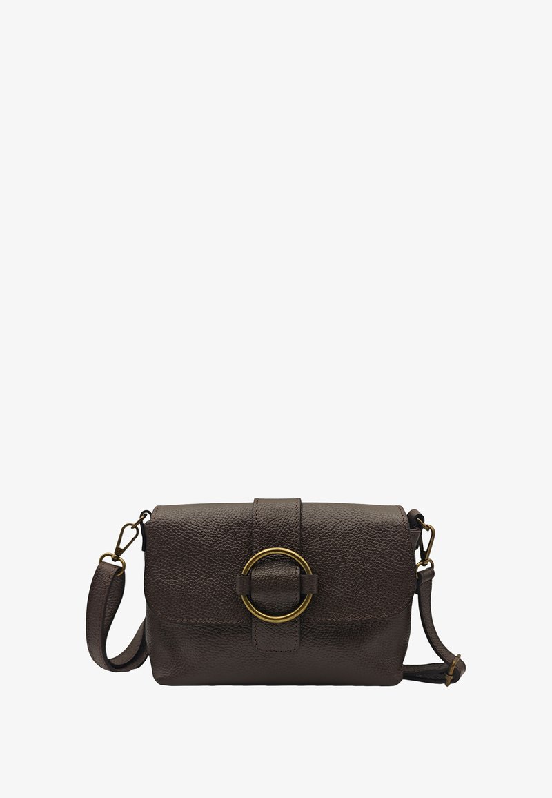Sac en cuir texturé marron en bandoulière avec une silhouette plate, un détail en métal doré de forme circulaire et une bandoulière réglable.