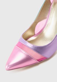 Roze en paarse pointy high heels met metallic afwerking en textiele accenten. Heeft een doorzichtige mesh-paneel en een glad, glanzend oppervlak.