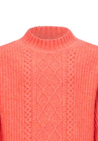 Koronkowy sweter w kolorze koralowym z wysokim prążkowanym kołnierzem, teksturowanym splotem oraz diamentowym wzorem z wplecionymi detalami kablowymi wzdłuż środka. Miękki, ciepły materiał.