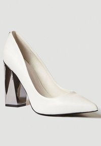 Chaussure à talon haut blanche avec un bout pointu et un talon en bloc miroir géométrique. Matériau en cuir lisse avec une finition élégante.