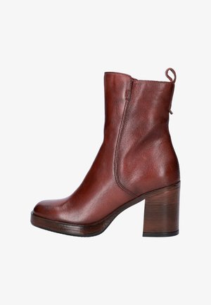 Bottine en cuir marron avec bout arrondi, surpiqûres latérales, languette à l'arrière et talon en bois épais de hauteur moyenne.