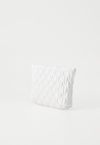 Vit quiltad clutchväska gjord av texturerat material, med ett diamantmönster och släta kanter. Kompakt rektangulär form.