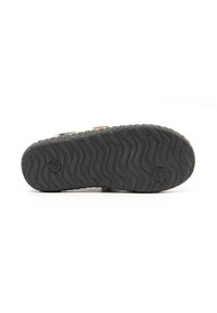 Suela de goma negra con una textura ondulada, que presenta una impresión de logo. La parte superior muestra un material de color marrón claro con correas ajustables.