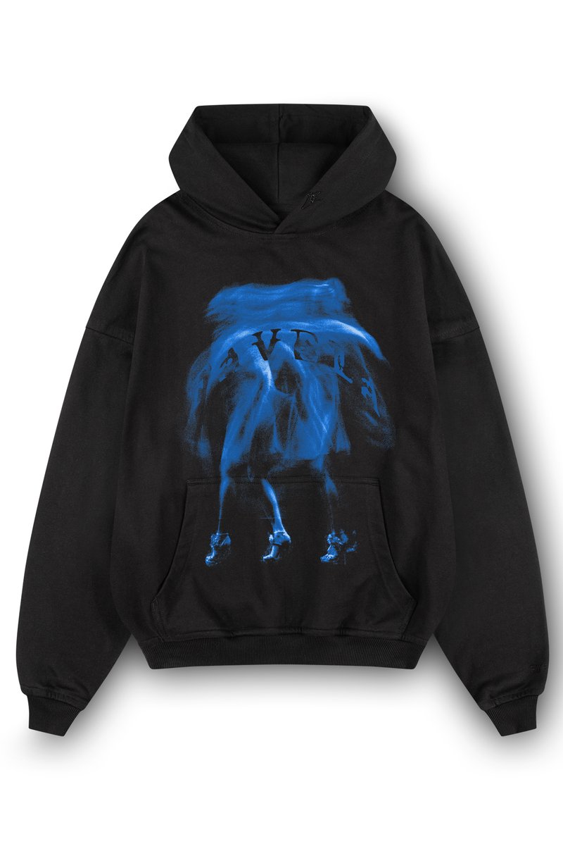 Sudadera negra con capucha que presenta un gran diseño gráfico azul en el frente, con un bolsillo tipo canguro y puños y dobladillo acanalados.