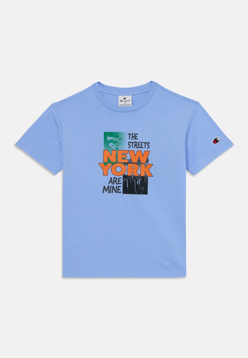 Ljusblå bomulls t-shirt med korta ärmar. Innehåller grafisk text "GATORNA I NEW YORK TILLHÖR MIG" i orange och svart. Champion-logotyp på ärmen.