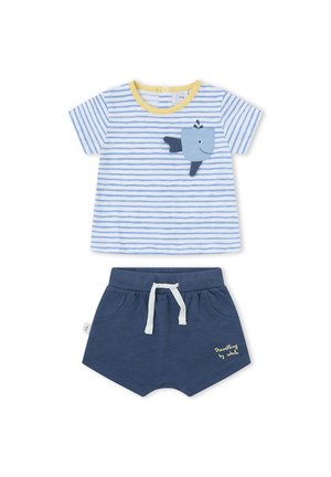 Conjunto para bebé con camiseta de manga corta a rayas azul y blanca con aplique de ballena, combinado con pantalones cortos azul marino con cordón blanco.