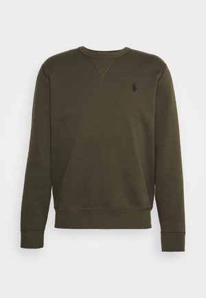 Oliivroheline sweatshirts, millel on ümmargune kaelus, pikad varrukad ja soonikust mansetid. Esiküljel on väike logo vasakus rinnas ning peened õmblusdetailid.