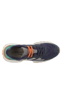 Sneaker blu navy con dettagli in suede grigi, lacci arancioni e tallone verde menta. Presenta una suola in gomma testurizzata e un delicato logo.