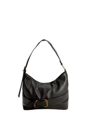 Bolso de mano de cuero negro con una sola correa para el hombro, correa decorativa con hebilla dorada y una pequeña placa con el logotipo dorado en la parte delantera.