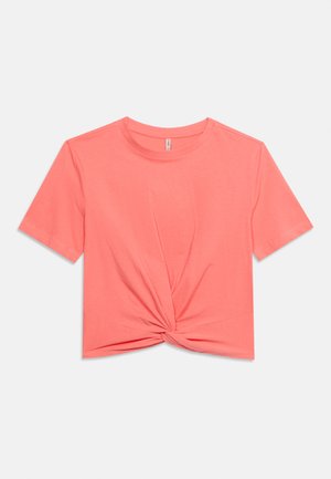 T-shirt rose corail à manches courtes avec col rond et nœud torsadé devant, présenté sur fond blanc.
