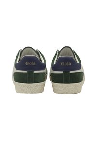 Groene suède sneakers met marineblauwe leren accenten. Beschikt over een gestructureerde witte zool en een gouden "Gola" logo op de hak. Klassiek atletisch ontwerp.