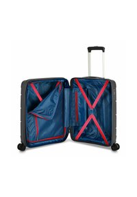 Valigia rigida nera, con interno blu navy foderato da cinghie e zip rosse. Dispone di un manico retrattile e quattro ruote.