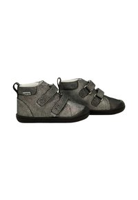 Schwarze und silberne High-Top-Schuhe mit Klettverschlüssen, glatter Textur, verstärkter Zehenpartie und Gummisohle. Markenetikett an der Ferse.