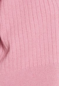 Tejido de punto ribeteado rosa con una textura suave, que presenta líneas verticales y un dobladillo ribeteado más grueso. Sin patrones ni herrajes visibles.