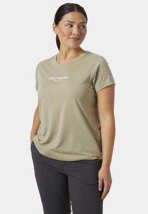 Camiseta de manga corta verde oliva con cuello redondo y logo blanco "HELLY HANSEN". Tela suave con un corte holgado, combinada con pantalones gris oscuro.