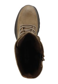 Botín de ante marrón con punta redonda, cierre de cordones en la parte delantera y cremallera lateral. Cuenta con una parte superior texturizada y una suela de goma resistente.