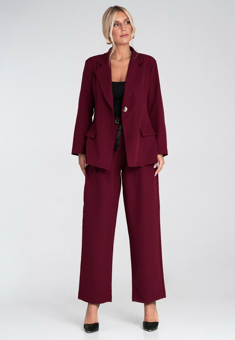 Burgundowa, dopasowana marynarka z jednym guzikiem, dwoma przednimi kieszeniami oraz szerokimi spodniami w tym samym kolorze, wykonana z gładkiego materiału.