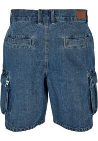 Short cargo en denim bleu avec passants de ceinture, deux poches arrière et poches latérales à rabat sur fond blanc.