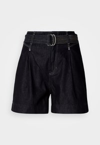 Črne kavbojke s širokim pasom in srebrno zaponko. Imajo sprednje nagube, kontrastne šive in sproščen kroj.