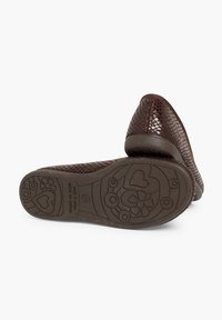 Bocans en maille marron avec un extérieur texturé et une semelle en caoutchouc arborant un motif floral et de cœurs. Fabriqué en Espagne.