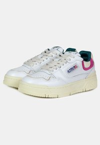 Sneakers bianchi in pelle con suola in gomma beige, lacci grigio chiaro e dettagli in teal e rosa sul tallone. Presentano un design con punta perforata.