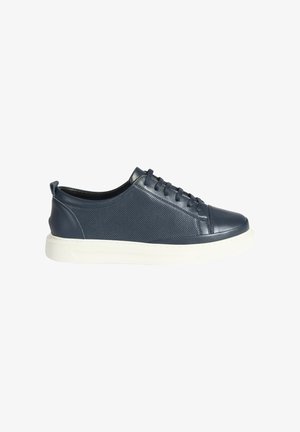 Baskets en cuir marine avec une finition texturée, semelle en caoutchouc blanche, bout arrondi et design classique à lacets ; elles disposent d'un talon plat.