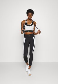 Fila RABENAU CROPPED - Reggiseno sportivo con sostegno medio - lucent white/black beauty