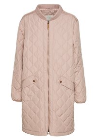 Jasnoróżowa pikowana długa kurtka z przednim zamkiem błyskawicznym, dwiema kieszeniami z klapkami i guzikami oraz prążkowanym kołnierzem.