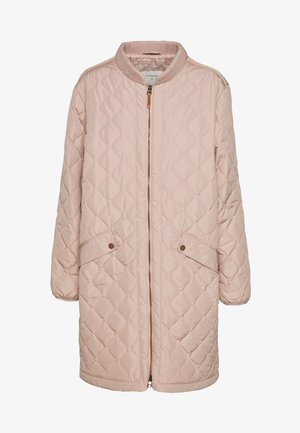 Jasnoróżowa pikowana długa kurtka z przednim zamkiem błyskawicznym, dwiema kieszeniami z klapkami i guzikami oraz prążkowanym kołnierzem.