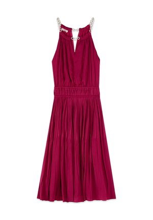 Robe fuchsia sans manches avec jupe plissée, taille froncée, décolleté en V profond et bretelles en chaîne argentée avec détails d’anneaux.