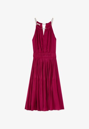 Robe fuchsia sans manches avec jupe plissée, taille froncée, décolleté en V profond et bretelles en chaîne argentée avec détails d’anneaux.