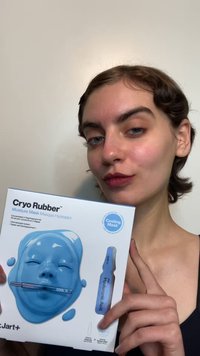 Cryo Rubber fuktighetsmaske i blå emballasje har et ansiktsformet maske-design, ledsaget av en vial med hyaluronsyre.