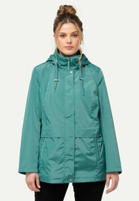 Teal waterdichte jas met een capuchon, ritssluiting, trekkoorden en zijzakken. Heeft een gladde, glanzende buitenkant en een losse pasvorm.