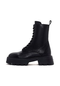 Stivali alla caviglia in pelle nera con punta rotonda, lacci frontali e suola in gomma robusta. Presentano una linguetta sul retro per una vestibilità più facile.