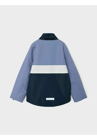 Vattentät jacka med färgblockdesign: ljusblå, vit och marinblå. Hållbart tyg med standardkrage och långa ärmar.