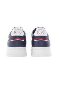 Námornické kožené tenisky s bílými podrážkami, s hladkým povrchem, červenými a bílými akcentovými pruhy a reliéfem "SINCE 1890" na patě.