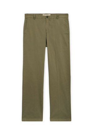 Pánské kalhoty rovného střihu olivově zelené barvy s poutky na pásek, bočními kapsami, zapínáním na knoflíky a zipem, rozložené na bílém pozadí.