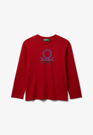 Rotes Langarm-T-Shirt aus Baumwolle mit einem blauen gestreiften grafischen Design und dem Text "UNITED COLORS OF BENETTON" darunter.