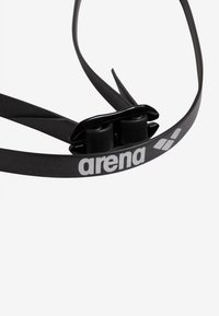 Cinghie di occhialini da nuoto in silicone nero con clip regolabili, caratterizzate da un logo "arena" in grigio chiaro e una superficie liscia e raffinata.