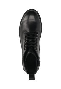 Czarne skórzane botki na kostkę z sznurowaniem z przodu, okrągłym noskiem, bocznym zamkiem błyskawicznym i pętelką na pięcie, widok z góry.