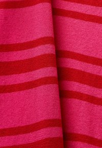 Gestrickter Stoff mit abwechselnden horizontalen Streifen in leuchtendem Pink und Rot. Die Textur wirkt weich und glatt.