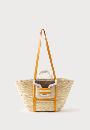 Slamená taška na nosenie s dlhými žltými remienkami, predným béžovo-hnedým vreckom s bielym lemovaním a malou béžovou rúčkou na jednoduchom pozadí.