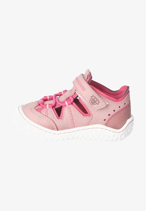 Scarpa flessibile rosa con design a intagli, cinturino regolabile e lacci elastici. Suola in gomma con bordo bianco testurizzato e accentuazione rosa all'interno.