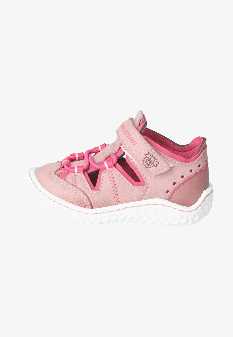 Scarpa flessibile rosa con design a intagli, cinturino regolabile e lacci elastici. Suola in gomma con bordo bianco testurizzato e accentuazione rosa all'interno.