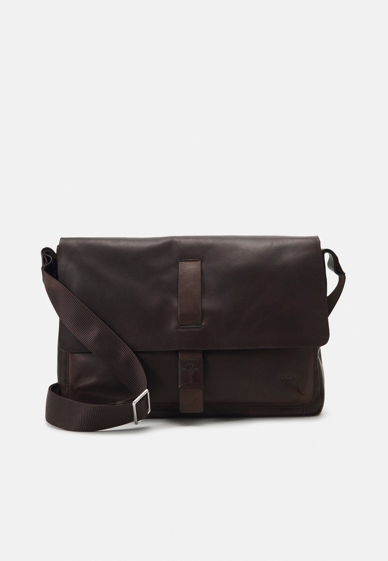 Borsa a tracolla in pelle marrone con copertura a pattina, tracolla regolabile e chiusura frontale con linguetta. Design semplice, con un logo del marchio discreto.