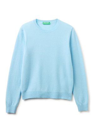 Jasnoniebieski sweter z długim rękawem i okrągłym dekoltem, ze ściągaczami na mankietach i u dołu, zdjęty na płasko z zieloną metką marki wewnątrz kołnierza.